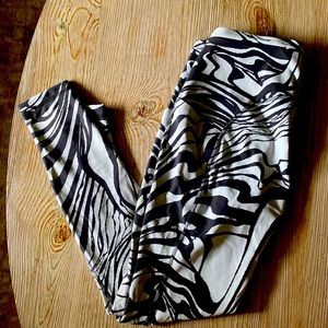 Lululemon leggings with hidden waistband pocket